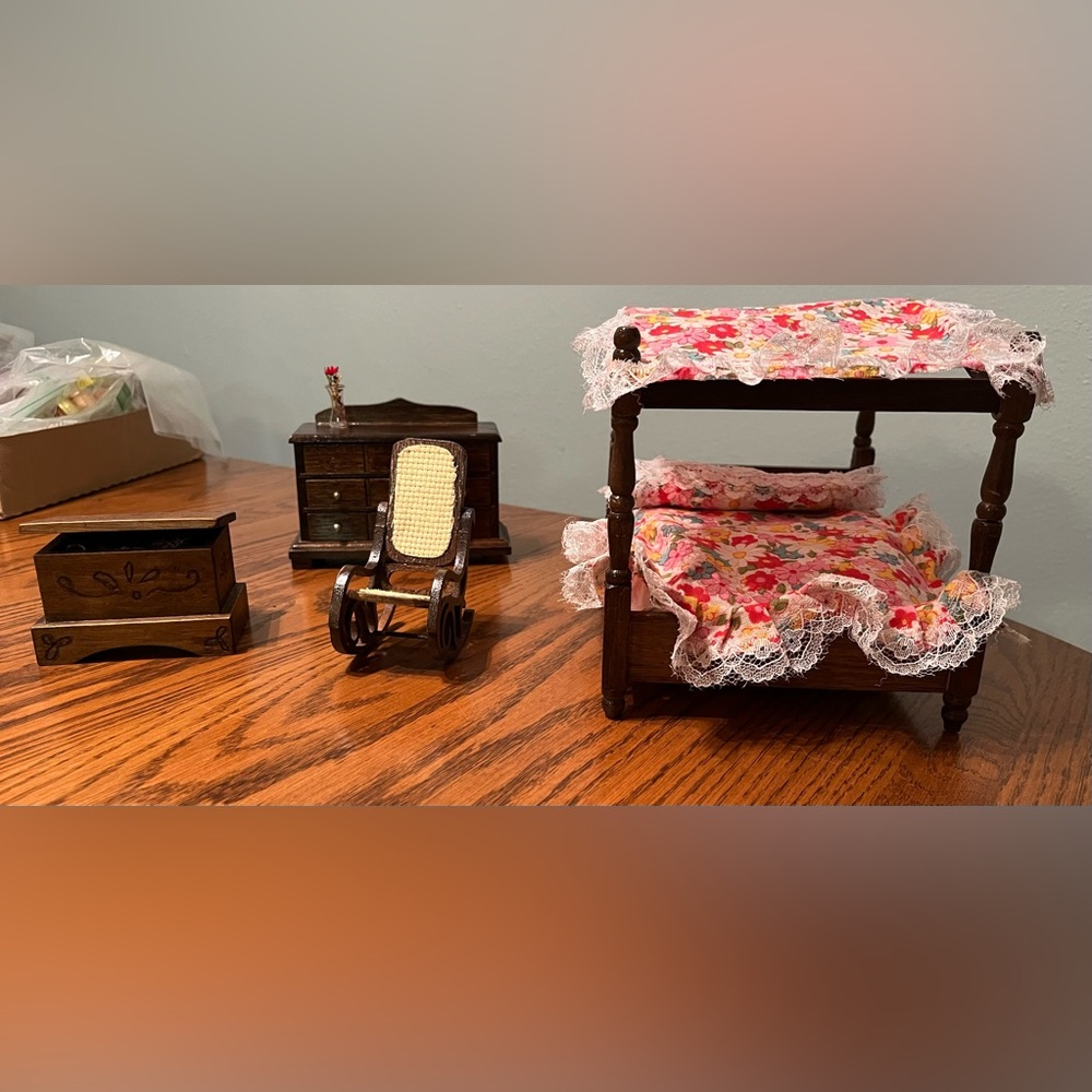Miniatures Dollhouse Canopy Bed and furniture. Vintage lot
